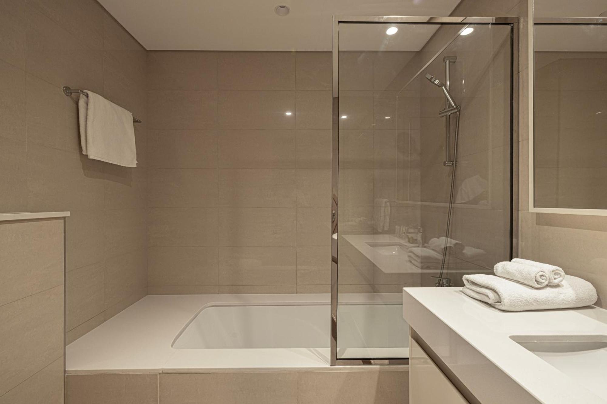 5 Minute Walk To The Fountains! Full Burj Khalifa View! 5-star Pool & Gym! Appartamento Dubai