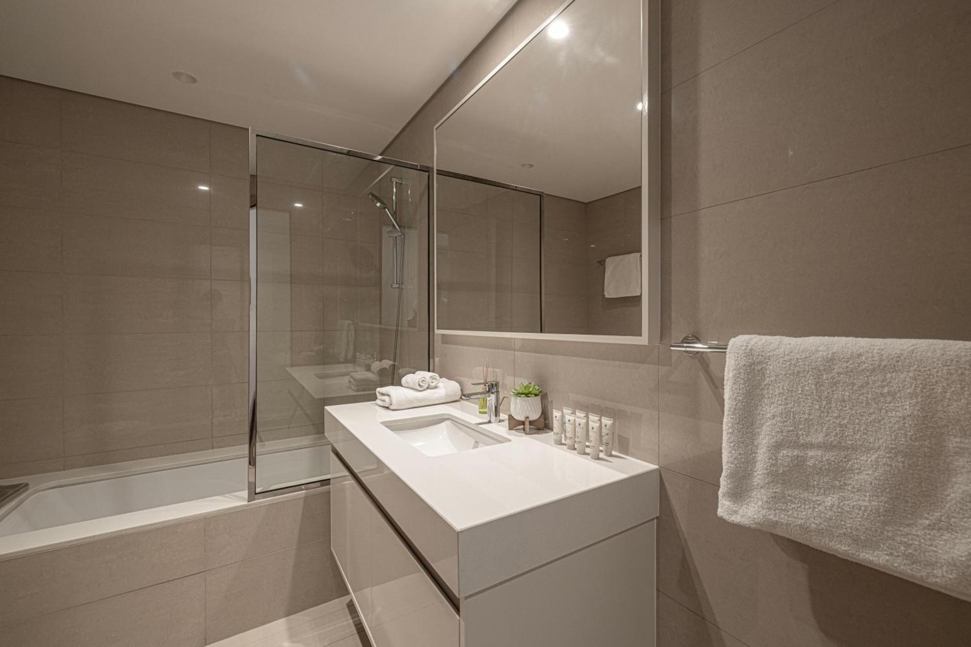 5 Minute Walk To The Fountains! Full Burj Khalifa View! 5-star Pool & Gym! Dubai