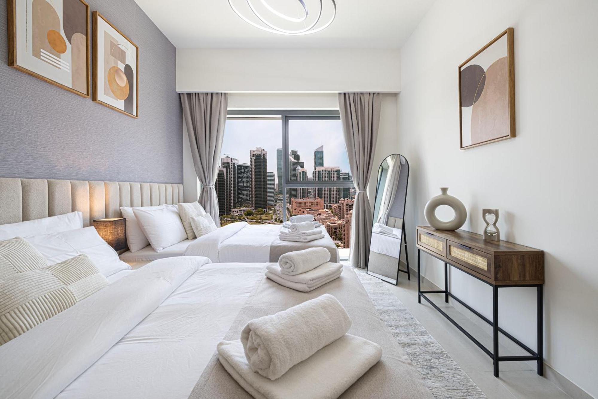 5 Minute Walk To The Fountains! Full Burj Khalifa View! 5-star Pool & Gym! Dubai