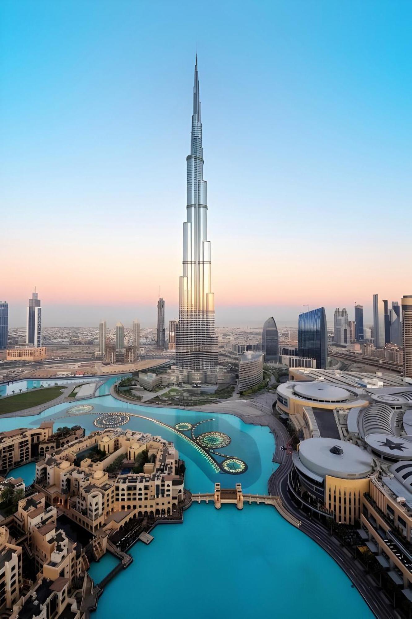 5 Minute Walk To The Fountains! Full Burj Khalifa View! 5-star Pool & Gym! Dubai