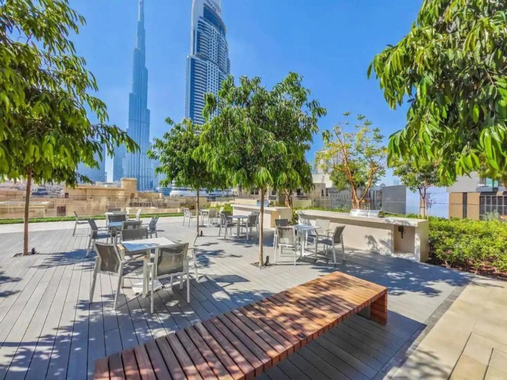 5 Minute Walk To The Fountains! Full Burj Khalifa View! 5-star Pool & Gym! Dubai